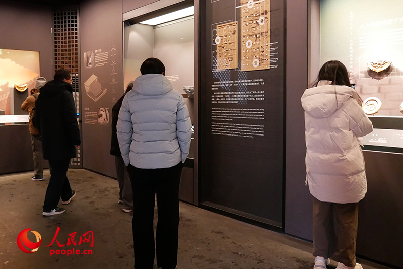 不雅众正在故宫宁寿宫里参不雅展览。东谈主民网记者 韦衍行摄